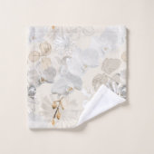 Witte orchideeën op een lichte crème bad handdoek (Wasdoekje)