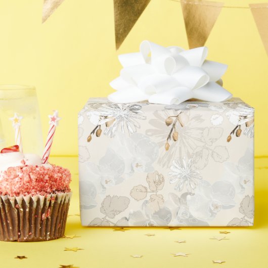 Witte orchideeën op een lichte crème  cadeaupapier (Verjaardagsfeest)