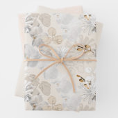 Witte orchideeën op een lichte crème inpakpapier vel (In situ)