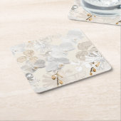 Witte orchideeën op een lichte crème kartonnen onderzetters (Schuin)