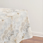 Witte orchideeën op een lichte crème  tafelkleed (Voorbeeld)