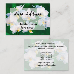 Witte orchideeën op groene aankondiging van nieuw