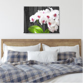Witte orchideeën op houthak canvas afdruk (Insitu (Slaapkamer))