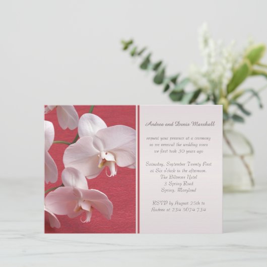 Witte orchideeën op rode bruiloft Vow Renewal Kaart (Staand voorkant)