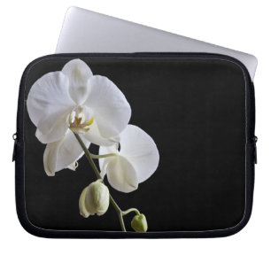 Witte orchideeën op zwart laptop sleeve