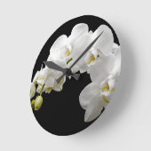 Witte orchideeën op zwart ronde klok (Hoek)