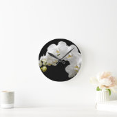 Witte orchideeën op zwart ronde klok (Huis)