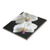 Witte orchideeën op zwart tegeltje (Zijkant)