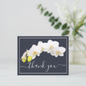 Witte orchideeën tegen een marineblauwe achtergron briefkaart (Staand voorkant)