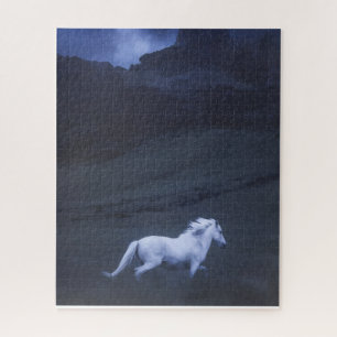 witte paard dat door een donker, nevelig landschap legpuzzel