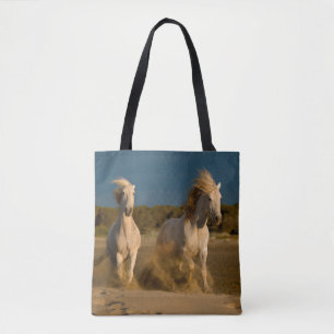 Witte paarden aan boord   Camargue, Frankrijk Tote Bag