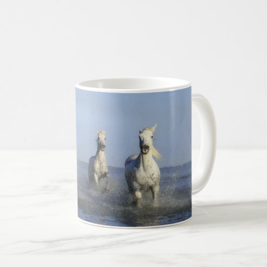 Witte paarden aan strand met Mok van Ocean Coffee (Voorkant rechts)