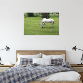 Witte paarden grazen in een veld canvas afdruk (Insitu (Slaapkamer))