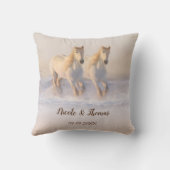 Witte paarden in de sneeuwwinter kussen (Achterkant)