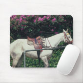 Witte paarden in een tuin muismat (Met muis)