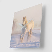 Witte paarden in sneeuwwandklok vierkante klok (Hoek)