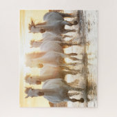 Witte paarden op het strand bij zonsondergang legpuzzel (Verticaal)