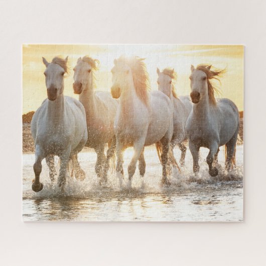 Witte paarden op het strand bij zonsondergang legpuzzel (Horizontaal)