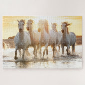 Witte paarden op strand op zonsondergang legpuzzel (Horizontaal)
