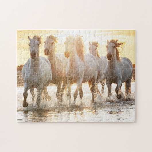 Witte paarden op strand op zonsondergang legpuzzel (Horizontaal)
