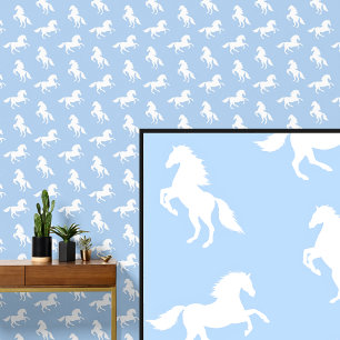 Witte paarden op zachte bleke blauwe  behang