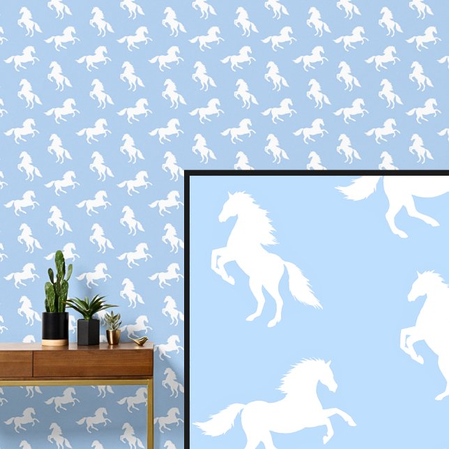 Witte paarden op zachte bleke blauwe  behang (Creator heeft geüpload)