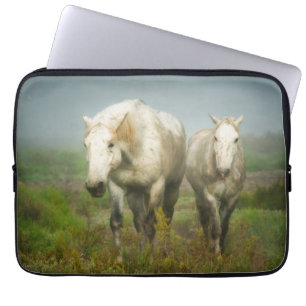Witte paarden van Camargue in het veld Laptop Sleeve