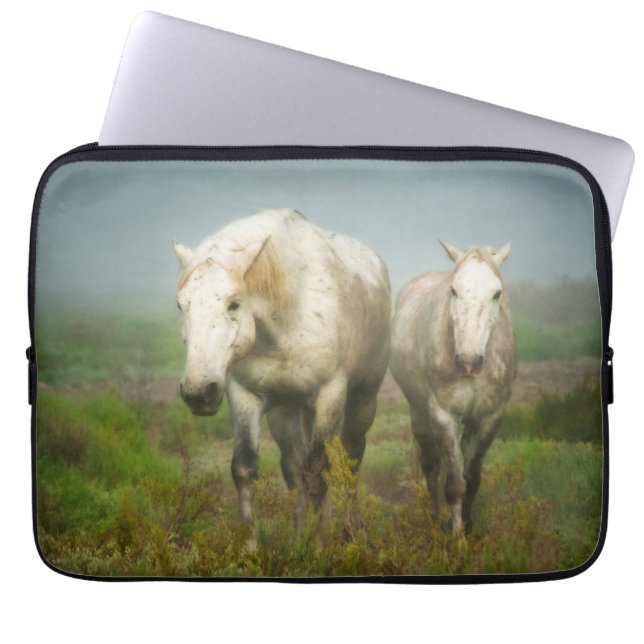 Witte paarden van Camargue in het veld Laptop Sleeve (Voorkant)