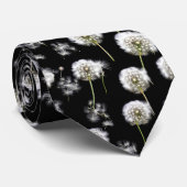 Witte paardenbloem pluis op zwart stropdas (Opgerold)