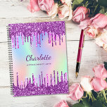 Witte paarse glitter druppelt roze monogram 2023 planner<br><div class="desc">Een regenboog,  eenkleurige holografische achtergrond. Gedrooid met faux glitter-druppels in paars en roze. Geef een persoonlijk tintje en voeg een naam,  paarse gekleurde letters en jouw tekst toe aan de wervelkolom. Ideaal voor school,  werk,  gezin,  terug naar school. De naam wordt geschreven met een modern handgeschreven stijlmanuscript met letters.</div>