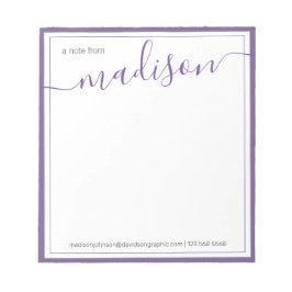 Witte Paarse persoonlijke naam op het bureau van Notitieblok