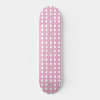 Witte paaseieren in roze persoonlijk skateboard