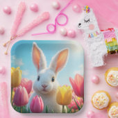 Witte paashaas in tulpen papieren bordje (Feest)