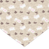 Witte paaskonijntjes op tan korte tafelloper (Hoek)