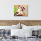 Witte pacock Butterfly op paarse bloemen Canvas Afdruk (Insitu (Slaapkamer))