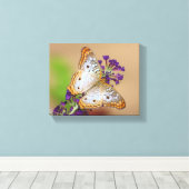 Witte pacock Butterfly op paarse bloemen Canvas Afdruk (Insitu (Houten vloer))