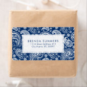 Witte Paisley Custom Navy Blue Achtergrond Etiket (Insitu)