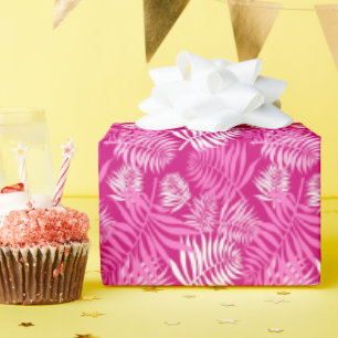 Witte palmblad op roze inpakpapier