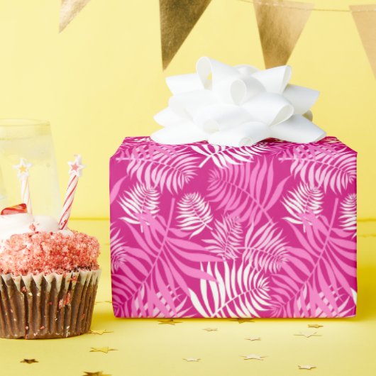 Witte palmblad op roze inpakpapier (Verjaardagsfeest)