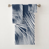 Witte palmbladeren op donkerblauwe achtergrond bad handdoek (Insitu)