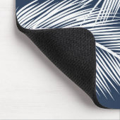 Witte palmbladeren op donkerblauwe achtergrond muismat (Hoek)