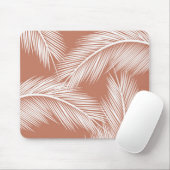 Witte palmbladeren op terracotta kleur achtergrond muismat (Met muis)