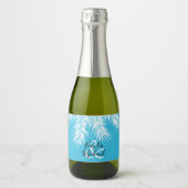Witte palmbomen op tropisch blauw mini sparkling wijnetiket (Voorkant)