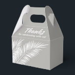 Witte palmen op zilveren Gable feestgunstdozen Bedankdoosjes<br><div class="desc">Feestgunstdozen met witte palmbladeren op een zilveren achtergrond. Perfect voor elke viering,  verjaardagsfeest,  bruidsuitnodiging,  verlovingsfeest,  pensioenfeest,  bruiloft en meer. Klik op AANPASSEN om de achtergrondkleur te wijzigen,  de lettertypen en om tekst toe te voegen. Zie uitnodigingen en OVERIJKOMSTIGE items in onze winkel ---> http://bit.ly/2UyWIVj <---</div>