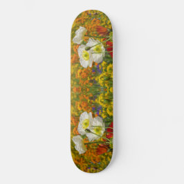 Witte papaver die rond de kleurrijke bloemen groei persoonlijk skateboard