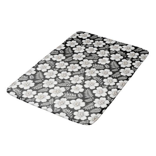 Witte parels in bloemen op zwart badmat (Gekanteld)