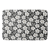 Witte parels in bloemen op zwart badmat (Voorkant)