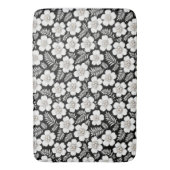 Witte parels in bloemen op zwart badmat (Voorkant Verticaal)