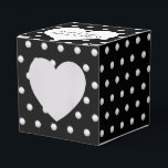 Witte parels op een zwarte ondergrond bedankdoosjes<br><div class="desc">Wit hart met de namen van de pasgetrouwden op een zwart-wit parelmoer motief. De achtergrondkleur is aanpasbaar.</div>