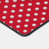 Witte parels op rood bureaumat (Hoek)